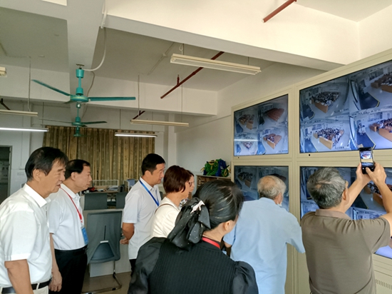 校领导巡查国庆假期返校第一天教学工作