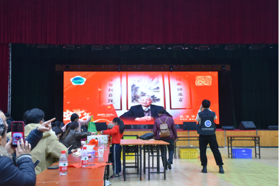 我校跨年举办迎新游园晚会