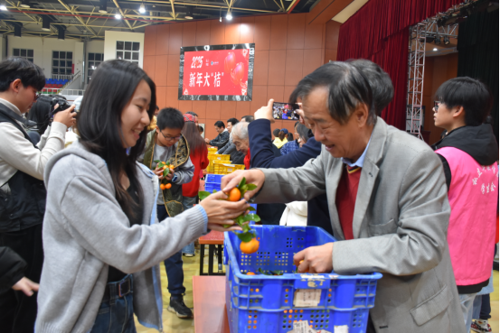 我校跨年举办迎新游园晚会