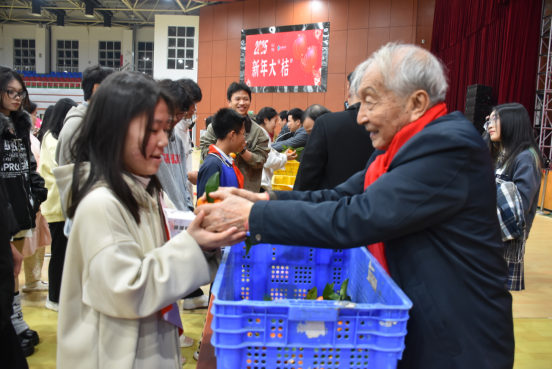 我校跨年举办迎新游园晚会