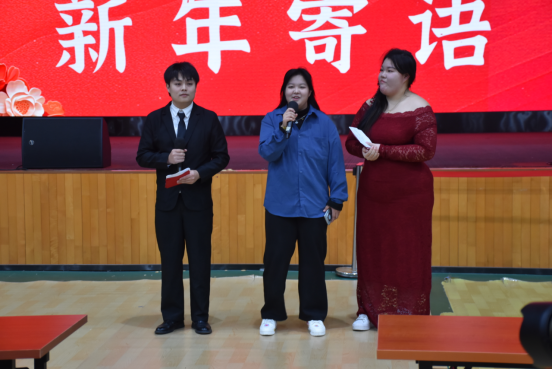 我校跨年举办迎新游园晚会