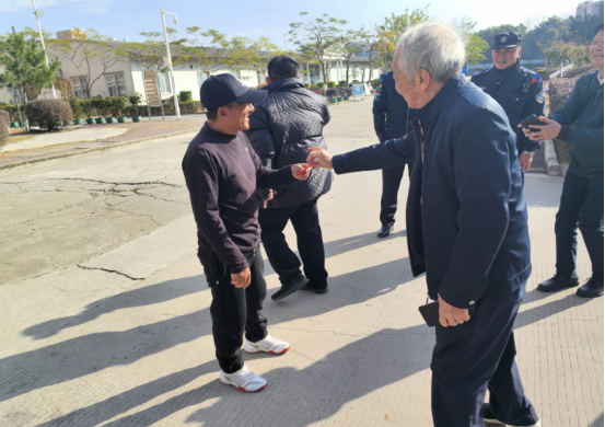 校领导大年初一慰问留校师生员工