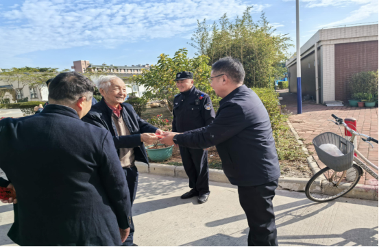 校领导大年初一慰问留校师生员工