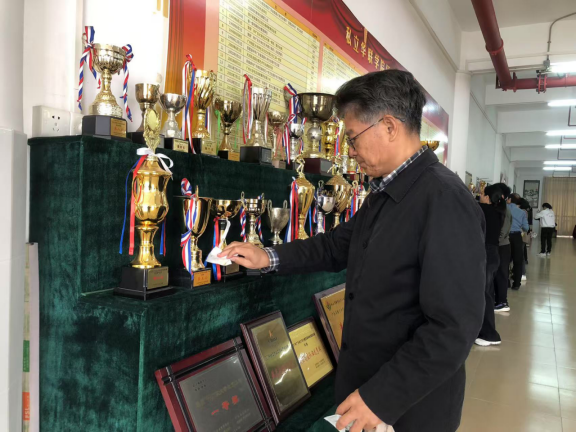 学雷锋日在行动   校史馆里的传承与担当