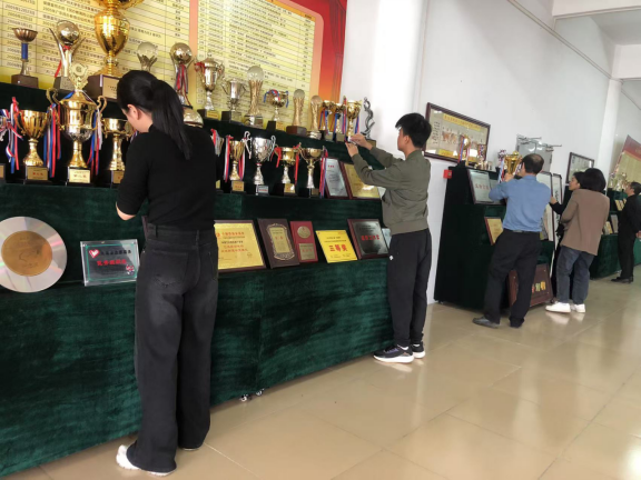 学雷锋日在行动   校史馆里的传承与担当