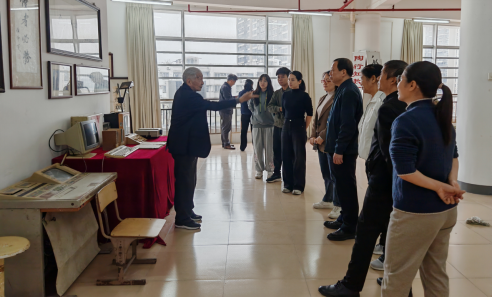 学雷锋日在行动   校史馆里的传承与担当