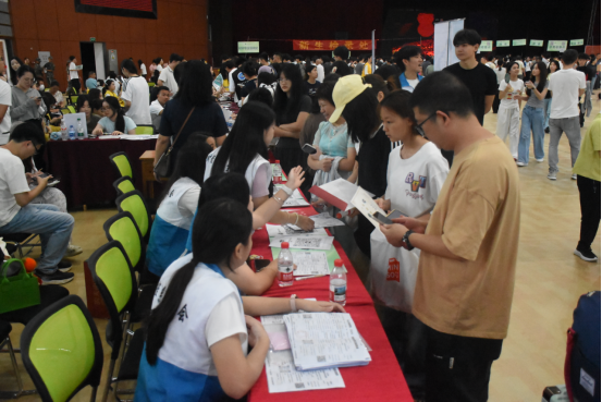  我在华联等你来！——直击2025级萌新入学