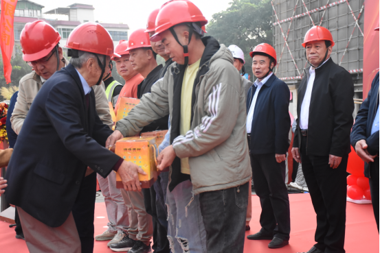 新实验综合楼隆重封顶 新实验综合楼隆重封顶