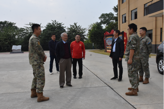 校领导前往驻地部队慰问官兵