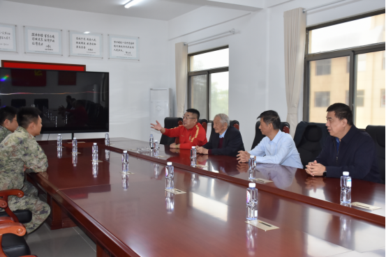 校领导前往驻地部队慰问官兵