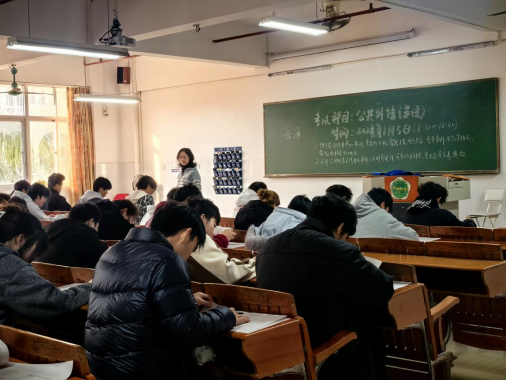 领导带队双线考护航期末考公平有序——我校首场期末考试顺利开考