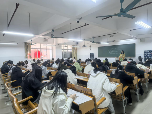 领导带队双线考护航期末考公平有序——我校首场期末考试顺利开考