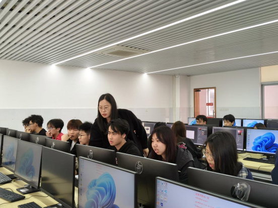 校领导深入课堂督学      华联学院春季开学启新篇