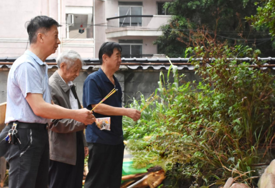 华联校领导清明节祭奠故人 华联校领导清明节祭奠故人
