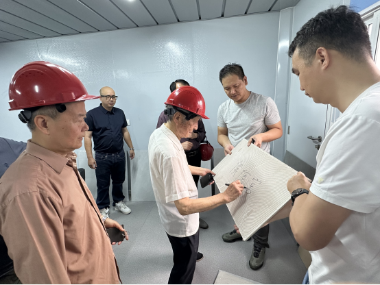 校领导赴实验楼工地进行视察 校领导赴实验楼工地进行视察