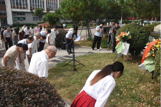 我校举行陶行知诞辰135周年纪念仪式 我校举行陶行知诞辰135周年纪念仪式